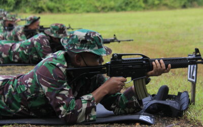 LATIHAN MENEMBAK SENJATA RINGAN
